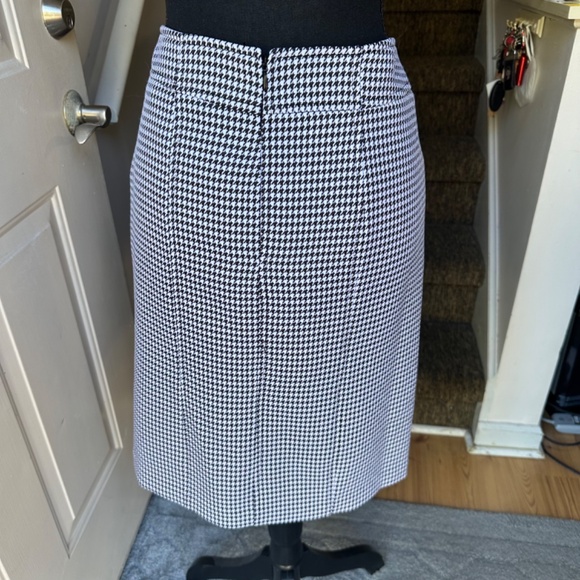 Kasper Black and White Houndstooth Pencil Skirt, Size 4. - Picture 2 of 8
